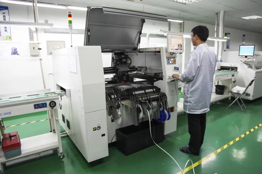 全自動印刷機：實現了自動化生產，操作簡單，精度高，保證印刷質量